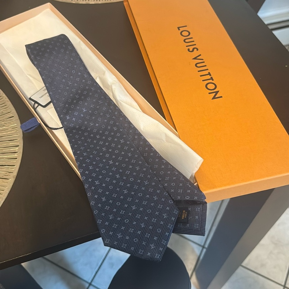 Louis Vuitton “Monogram Gradient” skinny tie *NWT